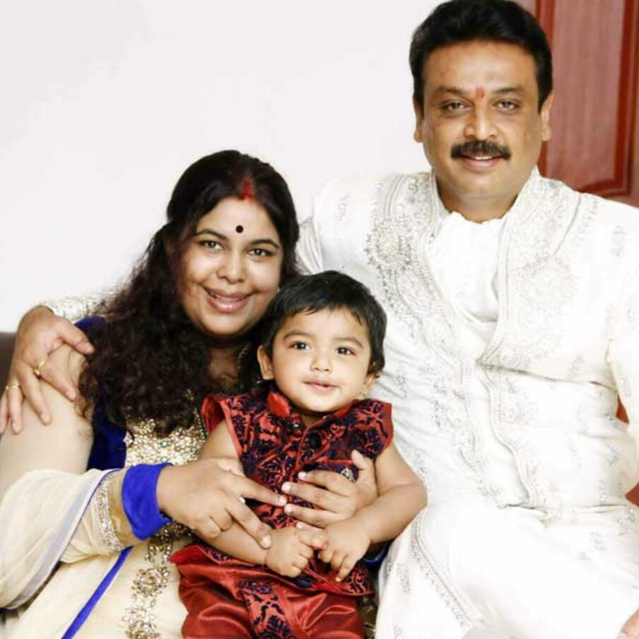 సీనియర్ హీరో నరేష్ విషయానికొస్తే.. తెరపై ఏ రసాన్నైనా పండించగల ఆల్ రౌండర్. నటి, దర్శకురాలు విజయనిర్మల కొడుకుగా వారసత్వంగా  హీరోగా తెలుగు ఇండస్ట్రీలోకి ఎంట్రీ ఇచ్చారు. కామెడీ హీరోగా తనదైన ముద్రని వేసుకున్నారు. ప్రస్తుతం తండ్రిగా, క్యారెక్టర్ ఆర్టిస్టుగా నవ్వులు పండిస్తూ, బరువైన పాత్రలతో మెప్పిస్తున్నాడు. (File/Photo)