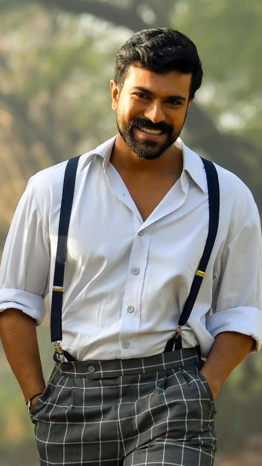  అంతేకాకుండా ఈ సినిమాకు స్ట్రీమింగ్ భాగస్వామిగా ZEE5 ఓటీటీతో డీల్ కుదర్చుకుందట. ఇక దిల్ రాజు ఎంతో ప్రతిష్టాత్మకంగా నిర్మిస్తున్న ఈ సినిమాలో రామ్ చరణ్ సరసన కియారా అద్వానీ హీరోయిన్ గా నటిస్తున్నారు. ఇతర ముఖ్య పాత్రల్లో సునీల్, అంజలి, శ్రీకాంత్, నవీన్ చంద్ర కనిపించనున్నారు.. Photo : Twitter