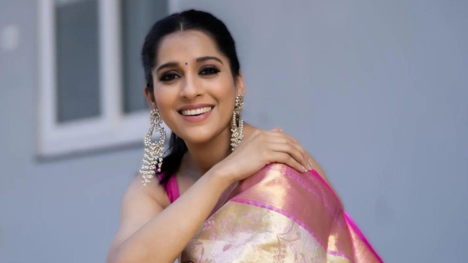 Anchor Rashmi యాంకర్ రష్మికి ఇన్ని కష్టాలా.. అందుకే చేతిలో మందు బాటిల్