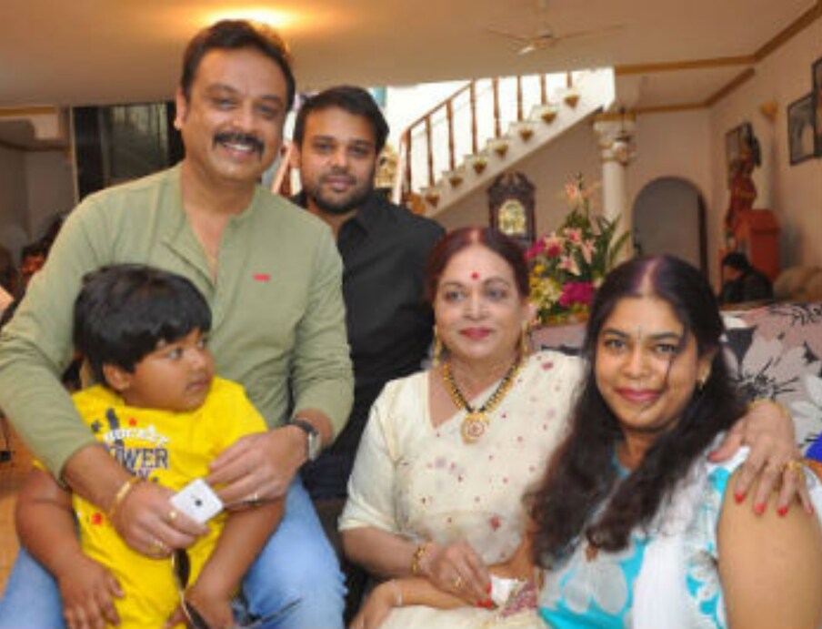 నరేష్ మూడో భార్య విషయానికొస్తే.. ఈమె ఏపీ కాంగ్రెస్ నేత రఘువీరారెడ్డి తమ్ముడి కుమార్తె రమ్య రఘుపతిని మూడో పెళ్లి చేసుకున్నారు. వీరికో కుమారుడు ’తేజస్వని’ ఉన్నాడు. ఇతని వయసు దాదాపు 9 యేళ్లు ఉంటాయి. ఐదో తరగతి చదువుతున్నాడు.  ప్రస్తుతం ఇతను తల్లితోనే ఉంటున్నాడు. ఇక ఆమెతో మనస్పర్థల కారణంగా విడాకుల నోటీసులు పంపించారు నరేష్. కానీ రమ్య రఘుపతి  మాత్రం విడాకులు ఇవ్వనని భీష్మించుకొని కూర్చుంది.