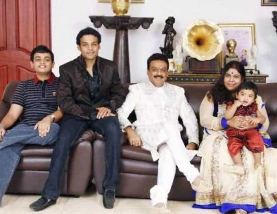  నరేష్ ఒకప్పటి టాలీవుడ్ వెటరన్ హీరోయిన్ కమ్ దర్శకురాలైన విజయ నిర్మల కుమారుడు. ఈయన తండ్రి పేరు కే.ఎస్.మూర్తి. వీళ్ల అమ్మగారు సూపర్ స్టార్ కృష్ణను రెండో పెళ్లి చేసుకున్నారు. ఈయనకు కృష్ణ సవతి తండ్రి. ఇక నరేష్ కూడా తల్లి బాటలోనే  చిన్నపుడే ‘రెండు కుటుంబాల కథ’ సినీ రంగ ప్రవేశం చేసారు. ఇక కామెడీ హీరోగా ఓ వెలుగు వెలిగారు. ఈయనకు మూడు పెళ్లిళ్లు జరిగాయి. (Twitter/Photo)
