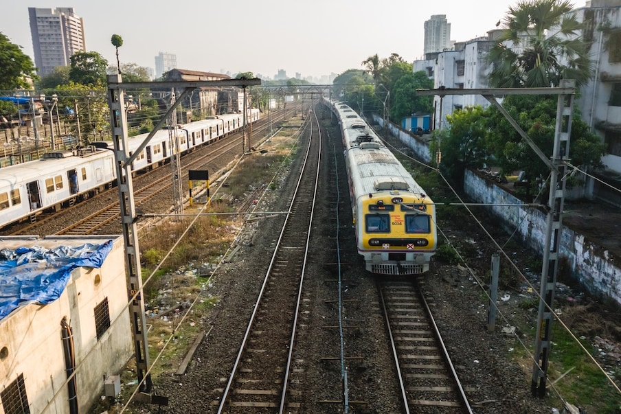  Train No.07469: సికింద్రాబాద్-తిరుపతి స్పెషల్ ట్రైన్ ను ఈ నెల 22న ప్రకటించింది దక్షిణ మధ్య రైల్వే. ఈ ట్రైన్ 17.50 గంటలకు బయలుదేరి.. మరుసటి రోజు 07.20 గంటలకు గమ్యానికి చేరుతుంది. (ప్రతీకాత్మక చిత్రం)