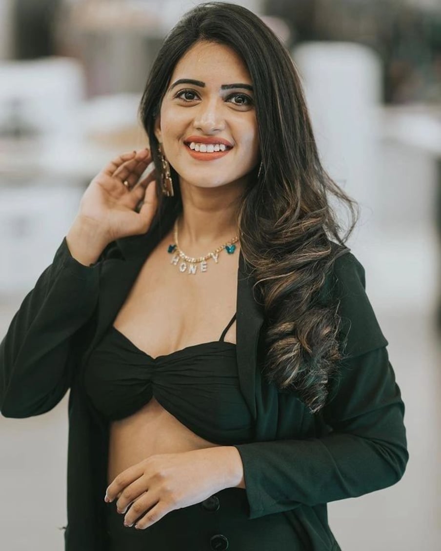  బిగ్ బాస్ తెలుగు సీజన్ 5 కూడా విజయ వంతంగా ముగిసిన సంగతి తెలిసిందే. ఈ ఐదవ సీజన్’‌లో టైటిల్ విన్నర్‌గా వీజే సన్ని నిలిచారు. యూట్యూబర్ షణ్ముఖ్ రెండవస్థానం దక్కించుకున్నారు. ఇక ఆ తర్వాత మరో ఫార్మాట్.. ఫిబ్రవరి 26 నుంచి బిగ్ బాస్ ఓటీటీ (Bigg Boss Telugu OTT) ప్రారంభం అయ్యింది. Photo : Instagram