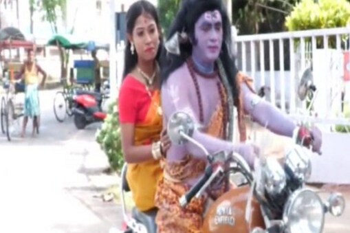 శివపార్వతుల వేషధారణలో వినూత్న నిరసన