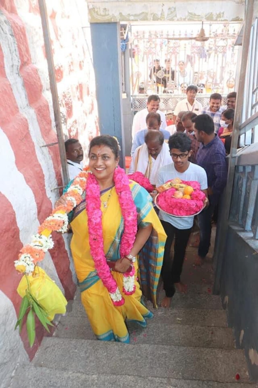  ఇక సుబ్రహ్మణ్య స్వామి సన్నిధిలో పుష్ప కావడికి ప్రత్యేక గుర్తింపు ఉంది. ఏ పనికైనా ఆటంకాలు ఉన్నాయని భావించని.. అనుకున్న పనులు ఆలస్యం అవుతున్నా.. సుబ్రహ్మణ్యస్వామిని పూజించి.. పుష్పకావిడిని మోస్తామని మొక్కుకుంటే.. ఆ ఆటంకాలు అన్నీ తొలిగిపోతాయని భక్తులు నమ్ముతారు.