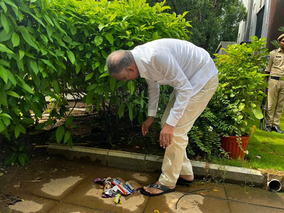  ఇందులో భాగంగానే తెలంగాణ వైద్య, ఆరోగ్యశాఖ, ఆర్ధికశాఖ మంత్రి హరీష్‌రావు డెంగ్యూ నివారణలో భాగంగా తన నివాస ప్రాంగణంలో పారిశుద్య కార్యక్రమం నిర్వహించారు. మంత్రి హరీష్ రావు తన ఇంటి చుట్టూ పరిసర ప్రాంతాలను స్వయంగా ఆయనే శుభ్ర పరిచారు.