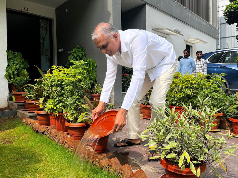  డెంగ్యూ నివారణ చేపట్టేందుకు ప్రజలంతా ప్రతి ఆదివారం 10 నిముషాలు కేటాయించి వారి ఇంటి చుట్టూ ఉన్న చెత్త చెదారం , నీళ్లు నిల్వ ఉండకుండా శుభ్ర పరుచుకోవాలని మరోసారి పిలుపునిచ్చారు మేంత్రి హరీష్‌రావు.