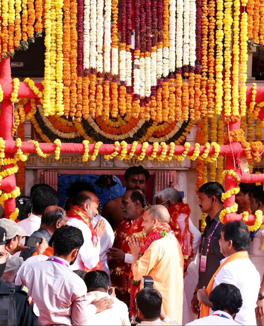  తెలంగాణ బీజేపీ నేతలతో పాటు భాగ్యలక్ష్మీ ఆలయానికి వెళ్లిన ఆయన.. స్వయంగా అమ్మవారికి హారతి ఇచ్చారు. అనంతరం ఆలయ అర్చకులు యూపీ సీఎంకు భాగ్యలక్ష్మీ అమ్మవారి చిత్రపటాన్ని బహూకరించారు.