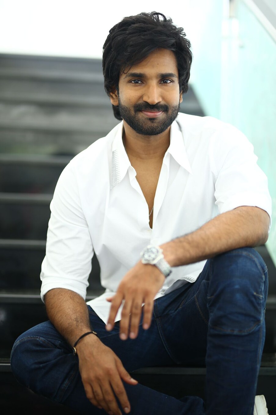  సినిమాకు లభిస్తున్న ఆదరణ చూస్తుంటే చాలా సంతోషంగా ఉంది. 'స‌రైనోడు' తర్వాత విల‌న్‌గా చేద్దామ‌న‌ప్పుడు 'అజ్ఞాత‌వాసి' చేశా. అది ప‌వ‌న్ క‌ల్యాణ్ గారి సినిమా. దాని త‌ర్వాత ఏ క్యారెక్ట‌ర్ వ‌చ్చినా.... దాని కంటే బెట‌ర్‌గా ఉండాల‌ని ఆలోచించా. ది వారియ‌ర్ లో రోల్ విన్న‌ప్పుడు... ఆర్డ‌న‌రీ విల‌న్‌గా కాకుండా, గురుకు ఒక క్యారెక్ట‌రైజేష‌న్ ఉంది. అది నాకు న‌చ్చింది. అందుక‌ని, చేశా అన్నారు ఆదిపినిశెట్టి.