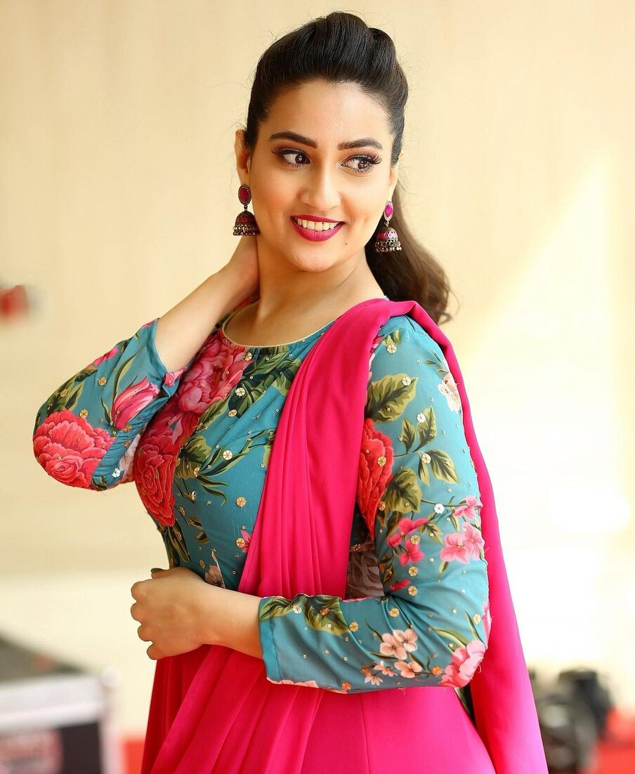  Anchor Manjusha : యాంకర్ మంజూష గురించి ప్రత్యేక పరిచయం చేయాల్సిన పనిలేదు. యాంకర్‌గా పేరు తెచ్చుకోక ముందు కొన్ని సినిమాల్లో కనిపించి తన నటనతో అదరగొట్టింది. Photo : Instagram