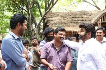Balakrishna: నరేష్ సెట్లో ప్రత్యక్షమైన బాలయ్య.. సందడే సందడి..! Balakrishna: నరేష్ సెట్లో ప్రత్యక్షమైన బాలయ్య.. సందడే సందడి..!