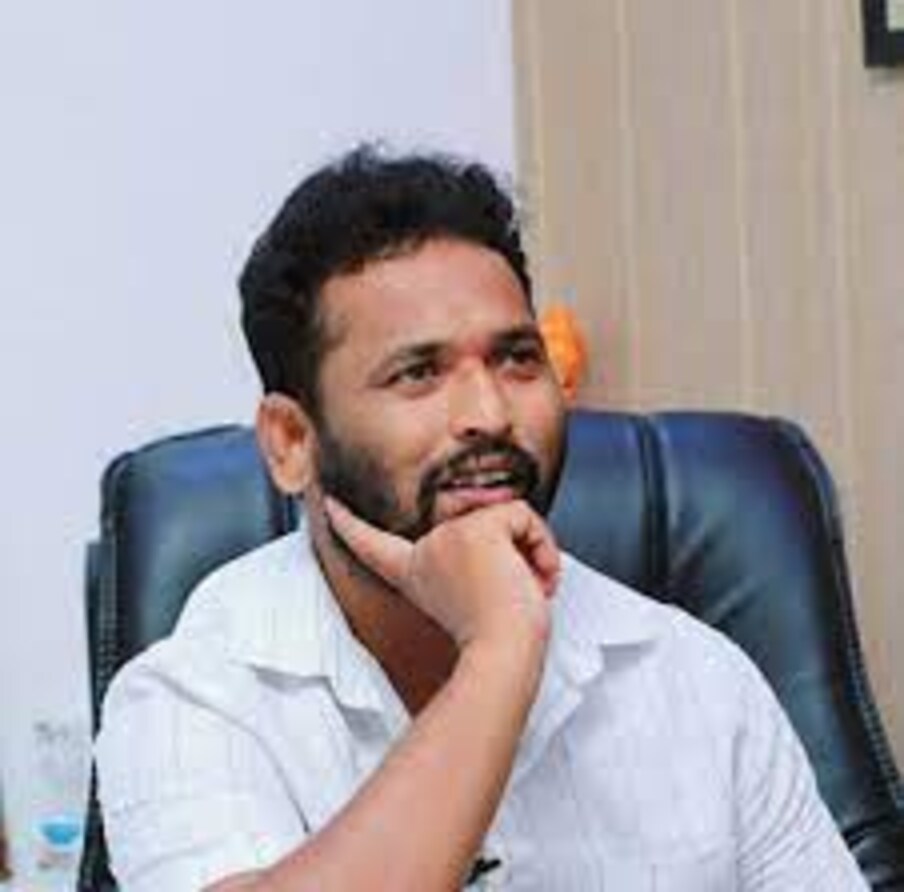  గత కొన్ని రోజులుగా జబర్దస్త్ కి సంబంధించిన ఎన్నో విషయాలు చర్చల్లో నిలుస్తున్నాయి. జబర్దస్త్ నుంచి ఒక్కొక్కరుగా కమెడియన్లు బయటకు వస్తుండటం హాట్ టాపిక్ అవుతోంది. ఈ నేపథ్యంలో ఇటీవలి కాలంలో కిర్రాక్ ఆర్పీ చేస్తున్న కామెంట్లు కలకలం రేపుతున్నాయి.