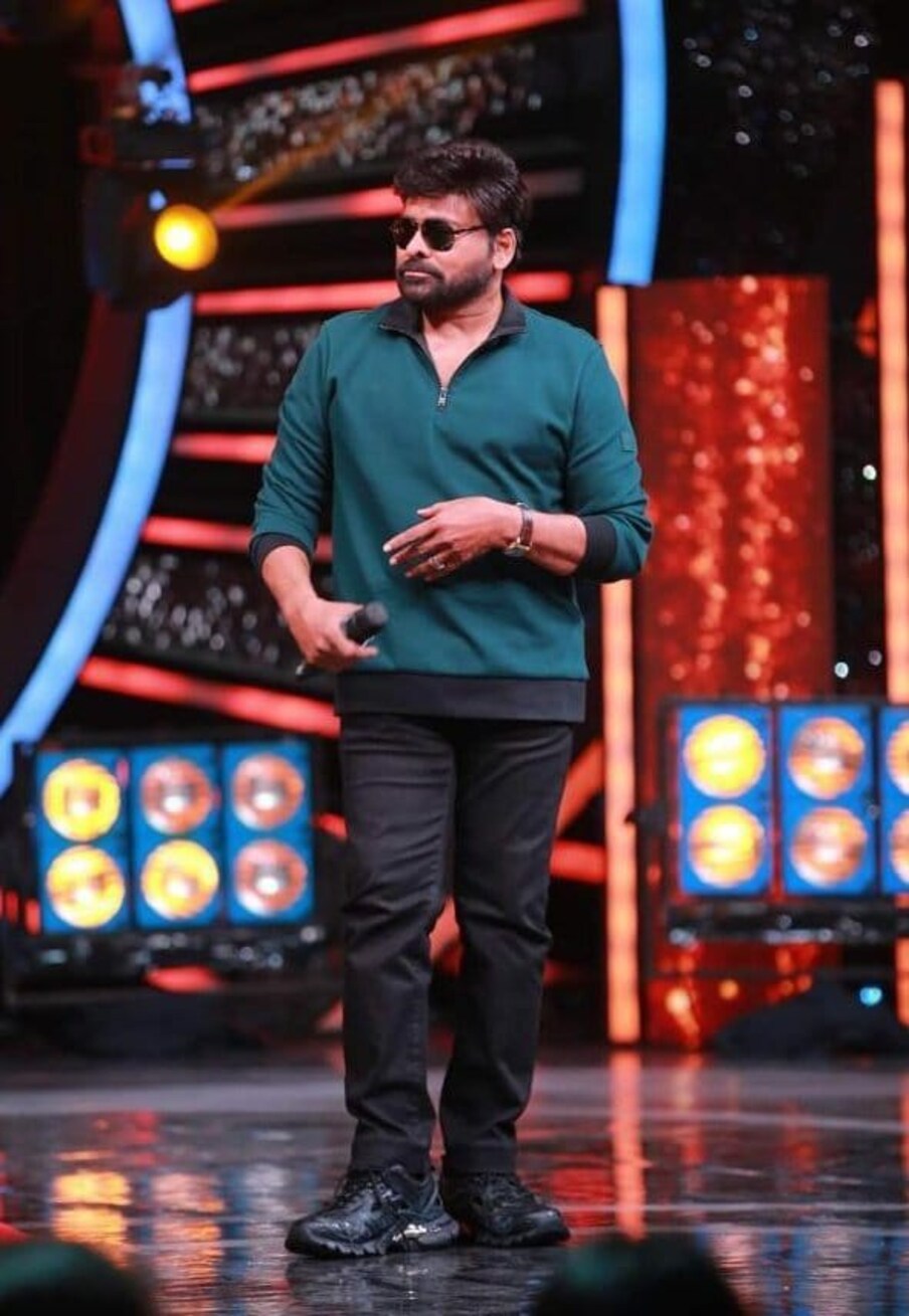  చిరంజీవి డ్యుయల్ రోల్‌లో కనిపించనున్నారట. అందులో భాగంగానే శృతిహాసన్‌తో పాటు సుమలత నటించనున్నారని అంటున్నారు. ఈ సినిమా సంక్రాంతి బరిలో విడుదలకానుందని ప్రకటించారు.  ఈ సినిమా షూటింగ్ కోసం చిరంజీవి యూరప్ వెళ్లనున్నారని తెలుస్తోంది. యూరప్‌లోని మాల్టా దేశంలో 20 రోజుల పాటు షూట్ చేయనున్నారట టీమ్. అక్కడ కొన్ని కీలక సన్నివేశాలను చిత్రీకరించనున్నారట. తదుపరి షెడ్యూల్ అక్కడే జరుగనుందని తెలుస్తోంది. ఇక ఈ చిత్రానికి దేవిశ్రీ ప్రసాద్ సంగీతం అందిస్తుండగా మైత్రి మూవీ మేకర్స్ నిర్మిస్తోంది. ఈ సినిమాలో శృతి హాసన్ హీరోయిన్‌గా చేస్తున్నారు. రాజేంద్రప్రసాద్, వెన్నెల కిషోర్, శ్రీనివాస్ రెడ్డి, సప్తగిరి, బాబీ సింహా త‌దిత‌రులు ఇతర పాత్రల్లో కనిపించనున్నారు. Photo : Twitter