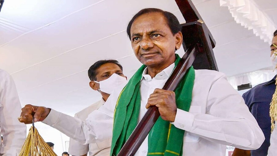  తెలంగాణ రైతులను పూర్తిగా ఆధునిక సాగు పద్ధతుల వైపు మళ్లించాలని భావిస్తున్న కేసీఆర్ ప్రభుత్వం.. ఇప్పటికే ట్రాక్టర్లు, దుక్కు దున్నే యంత్రాలు, వరికోత యంత్రాలు, రొటవేటర్లు, పవర్‌ టిల్లర్లు తదితరాలు సబ్సిడీపై అందజేస్తోంది. దీనికి మరింత ఊతం ఇచ్చేలా ఈ ఏడాది వ్యవసాయ యాంత్రీకరణ కోసం బడ్జెట్‌లో రూ.500 కోట్లు కేటాయించింది. (ప్రతీకాత్మక చిత్రం)