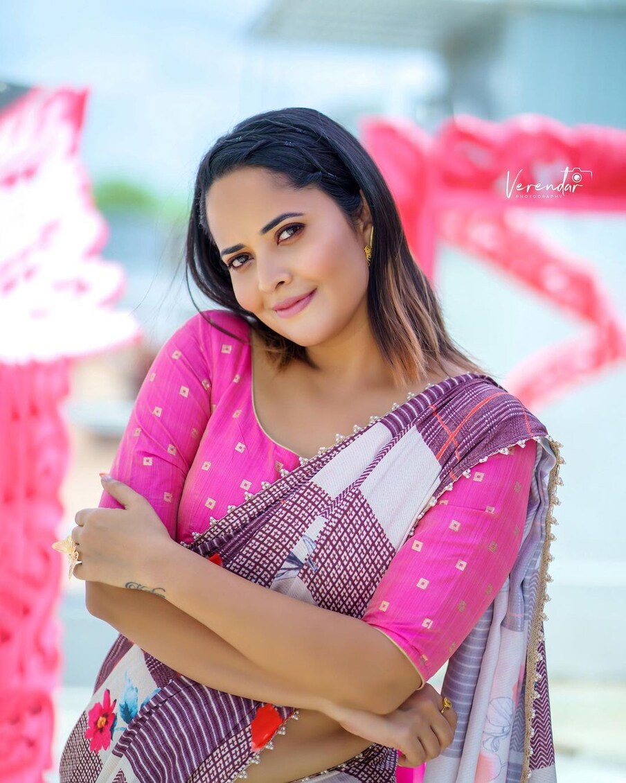  జబర్దస్త్ వీడి స్టార్ మా ఛానెల్ కి వచ్చినందుకు గాకు అనసూయకు భారీ సొమ్ము ముట్టజెబుతున్నారని తెలుస్తోంది. ఆమెకున్న క్రేజ్ దృష్ట్యా భారీగా రెమ్యూనరేషన్ ఆఫర్ చేశారని, అందుకే ఆమె జబర్దస్త్ కి గుడ్ బై చెప్పిందని అంటున్నారు.