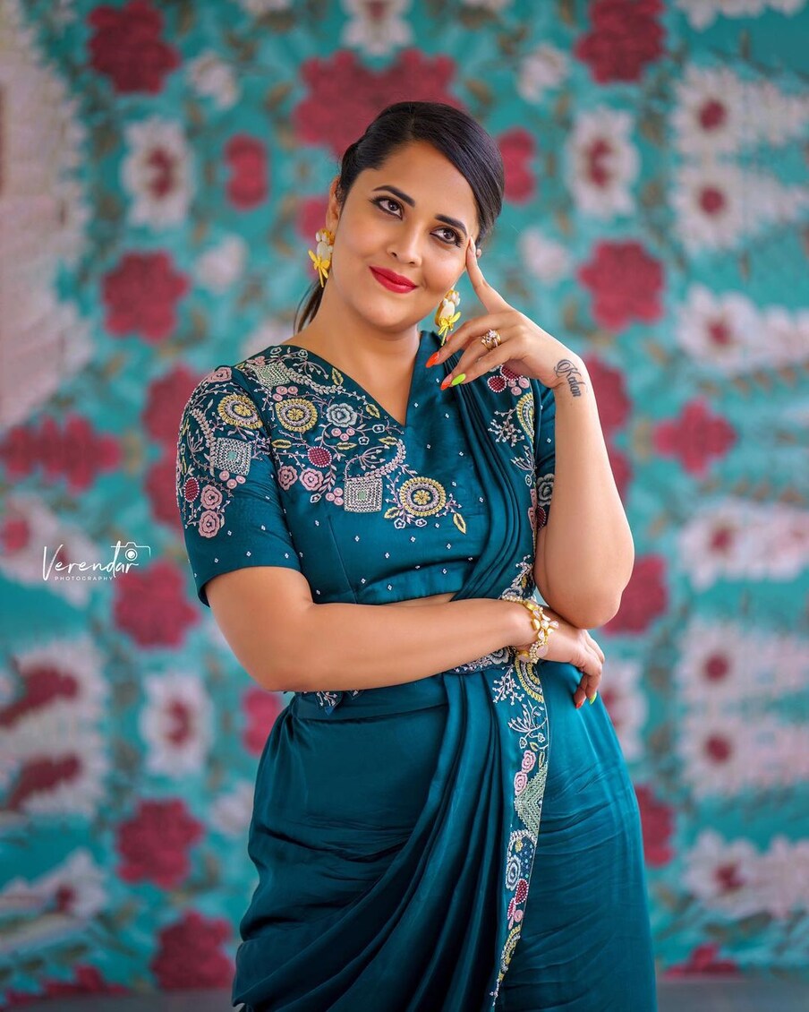 అనసూయ కొన్ని సంవత్సరాలుగా ‌ కామెడీ షోకు యాంకరింగ్‌గా చేస్తూ పాపులర్ అయిన సంగతి తెలిసిందే. కాగా ఆమె కొన్ని కారణాల వల్ల ఇకపై ‌లో యాంకరింగ్ చేయనని ప్రకటించారు. ఇక  యాంకరింగ్‌గా చేసిన చివరి  ఎపిసోడ్ ఈనెల 28న వచ్చే గురువారం ప్రసారం కానుంది. దీంతో తాజాగా ఆ షోకు సంబంధించిన ప్రోమో రిలీజ్ అయ్యింది. అదిప్పుడు వైరల్‌గా మారింది. అంతేకాదు ఈ ప్రోమోను చూసిన నెటిజన్స్ రకరకాల కామెంట్స్ చేస్తున్నారు." width="1080" height="1350" /> Anchor Anasuya | Jabardasth : యాంకర్  కొన్ని సంవత్సరాలుగా ‌ కామెడీ షోకు యాంకరింగ్‌గా చేస్తూ పాపులర్ అయిన సంగతి తెలిసిందే. కాగా ఆమె కొన్ని కారణాల వల్ల ఇకపై ‌లో యాంకరింగ్ చేయనని ప్రకటించింది. Anasuya Instagram