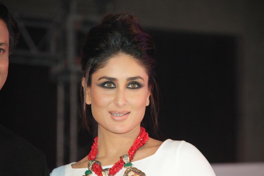  బాలీవుడ్ బ్యూటీ కరీనా కపూర్ (Kareena Kapoor Khan) మరోసారి గర్భవతి అయ్యిందంటూ సోషల్ మీడియాలో బోలెడన్ని వార్తలు షికారు చేశాయి. దీంతో ఒక్కసారిగా ఈ అంశం బీ టౌన్ వర్గాల్లో హాట్ టాపిక్ అయింది.