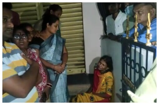 వైద్యుడు ఇంటి ముందు తల్లి ఆవేదన