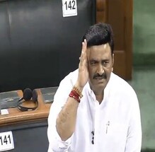 MP Raghurama: పార్లమెంట్ లో ముఖానికి చేయి అడ్డుకున్న ఎంపీ రఘురామ.. ఎందుకో తెలుసా..?