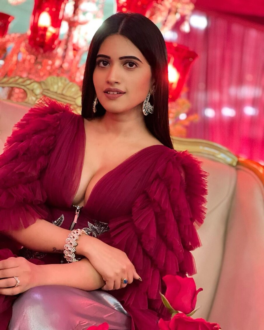  ఇక తాజాగా ఈ అమ్మడు ఇన్‌స్టాగ్రామ్‌లో పోస్ట్ చేసిన పిక్స్‌పై నెటిజన్స్ ఓ రేంజ్‌లో కామెంట్స్ చేస్తున్నారు. ఇదేంటీ స్రవంతి.. అని కొందరు అంటుంటే.. తప్పేముంది.. పాపులారిటీ కోసం ఆ మాత్రం అందాల ఆరబోత చేయోద్దా అని మరికొందరు కామెంట్స్ చేస్తున్నారు. ఇక స్రవంతి తాజాగా బీచ్‌లో బ్లాక్‌ కలర్‌ బికినీలో అందాలు ఆరబోసింది. ఇక మరోవైపు ఈ అమ్మడికి ఇప్పుడిప్పుడే సినిమా ఆఫర్స్ కూడా వస్తున్నట్లు తెలుస్తోంది. చూడాలి మరి ఈ భామ సినిమా కెరీర్ ఎలా ఉండనుందో.. Photo : Instagram