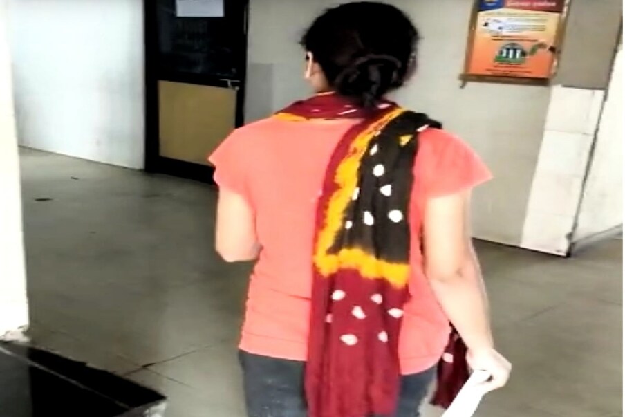  రోహిణిలోని సెక్టార్‌ 16లో ఓ ఇంటిని అద్దెకు తీసుకుని జీవనం సాగిస్తున్నాడు. ఈ క్రమంలో ఫ్యాక్టరీలో పనిచేసే బబ్లూ అనే వ్యక్తితో రష్మీకి స్నేహం ఏర్పడిందనే ఆరోపణలున్నాయి. దీంతో అనిల్‌, రష్మీల మధ్య తరచూ గొడవలు జరిగేవి. ఈ గొడవ గురించి అనిల్ తన సోదరుడు సునీల్‌కు అప్పుడప్పుడు చెప్పేవాడు. అనిల్ కొద్దిసేపటి క్రితం ఇంటి నుంచి బయటకు వెళ్లాడు.(ప్రతీకాత్మక చిత్రం)