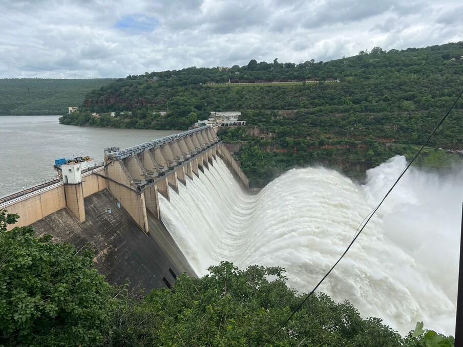  శ్రీశైలం ప్రాజెక్టు పూర్తిగా నిండింది. దీంతో శుక్రవారం ప్రాజెక్టు 10గేట్లను 15 అడుగుల మేర ఎత్తిన అదికారులు.. 4.35లక్షల క్యూసెక్కుల నీటిని దిగువకు విడుదల చేస్తున్నారు. కర్ణాటకలోని ఎగువ ప్రాంతాల్లో భారీ వర్షాలు కురుస్తుండటంతో కష్ణమ్మకు వరద పోటెత్తింది.