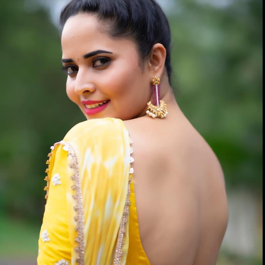  అనసూయ కెరీర్ విషయానికి వస్తే.. ఈ అందాల యాంకర్ టీవీ రంగానికి గుడ్ బై చెప్పి ఇక సినిమాలు, వెబ్ సిరీస్‌లకు ప్రాధాన్యం ఇస్తారట.. అందులో భాగంగానే తాజాగా ఓ వెబ్ సిరీస్‌లో బోల్డ్ పాత్రను చేసేందుకు ఒప్పుకున్నారట. 'జబర్దస్త్'కి దూరమైన అనసూయ వరుసగా సినిమాలను, వెబ్ సిరీస్‌లను ఒప్పుకుంటున్నారు. . anasuya Instagram