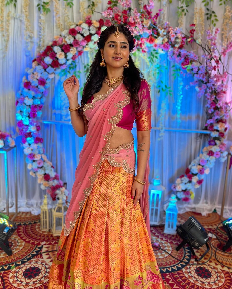  యాంకర్ వర్షిణి ముద్దు ముద్దు మాటలతో... అందచందాలతో అలరిస్తూ తనకంటూ ప్రత్యేక ఫ్యాన్ బేస్‌ను సంపాందించుకుంది. వర్షిణి ఆ మధ్య స్టార్ మాలో వచ్చిన కామెడీ స్టార్స్ అనే షోలో యాంకరింగ్ చేసింది. ఈ షో జబర్దస్త్‌కు పోటీగా వచ్చింది. Photo: Instagram