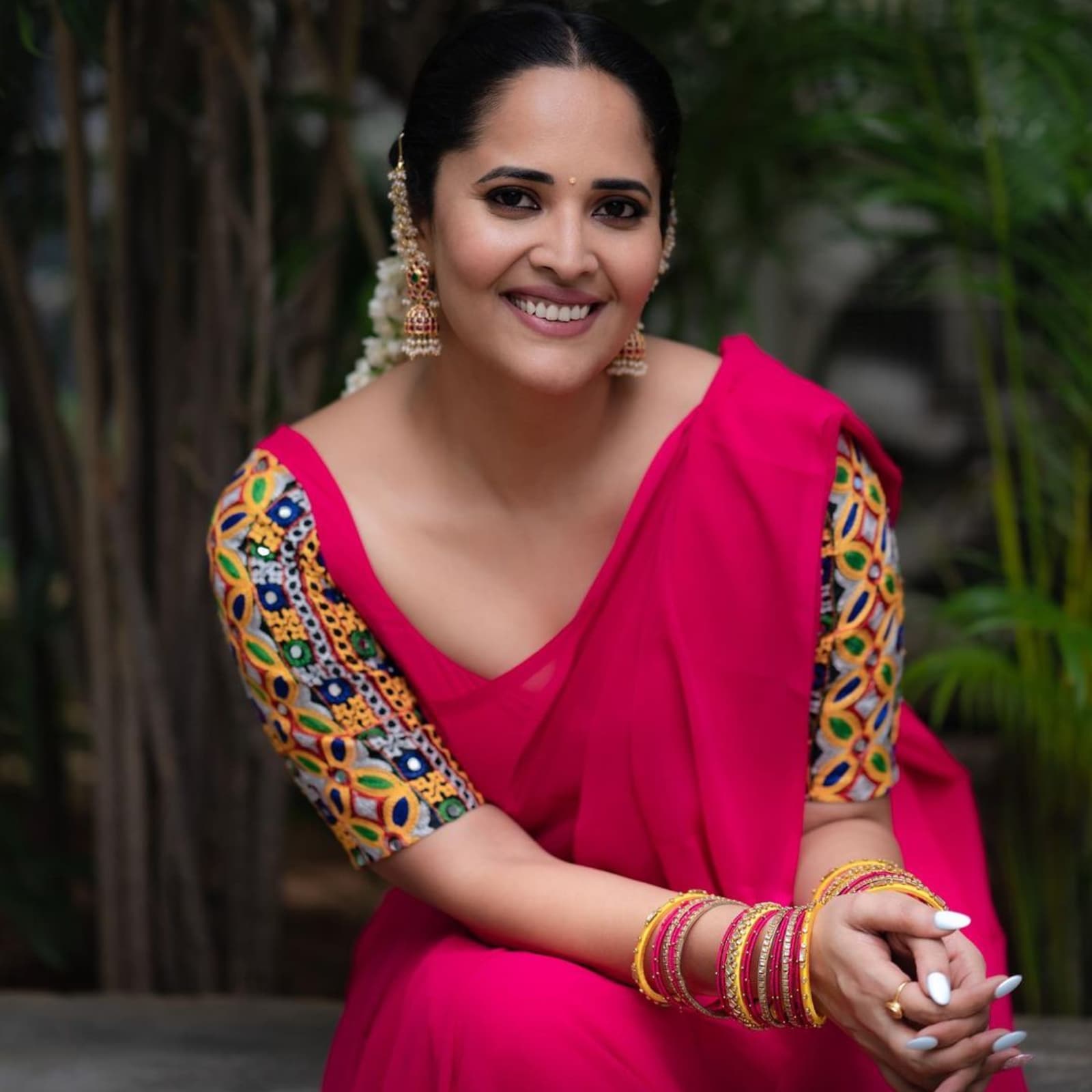 Anchor Anasuya : అనసూయ ఏంటీ ఇంత అందంగా ఉన్నారు.. వైరల్ అవుతోన్న హాట్ యాంకర్  లేటెస్ట్ పిక్స్.. Anchor Anasuya looks ravishing in her latest pink saree  photoshoot pics goes viral– News18 Telugu