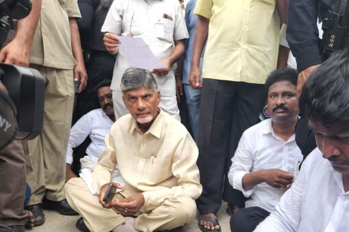 రోడ్డుపై బైఠాయించిన చంద్రబాబు