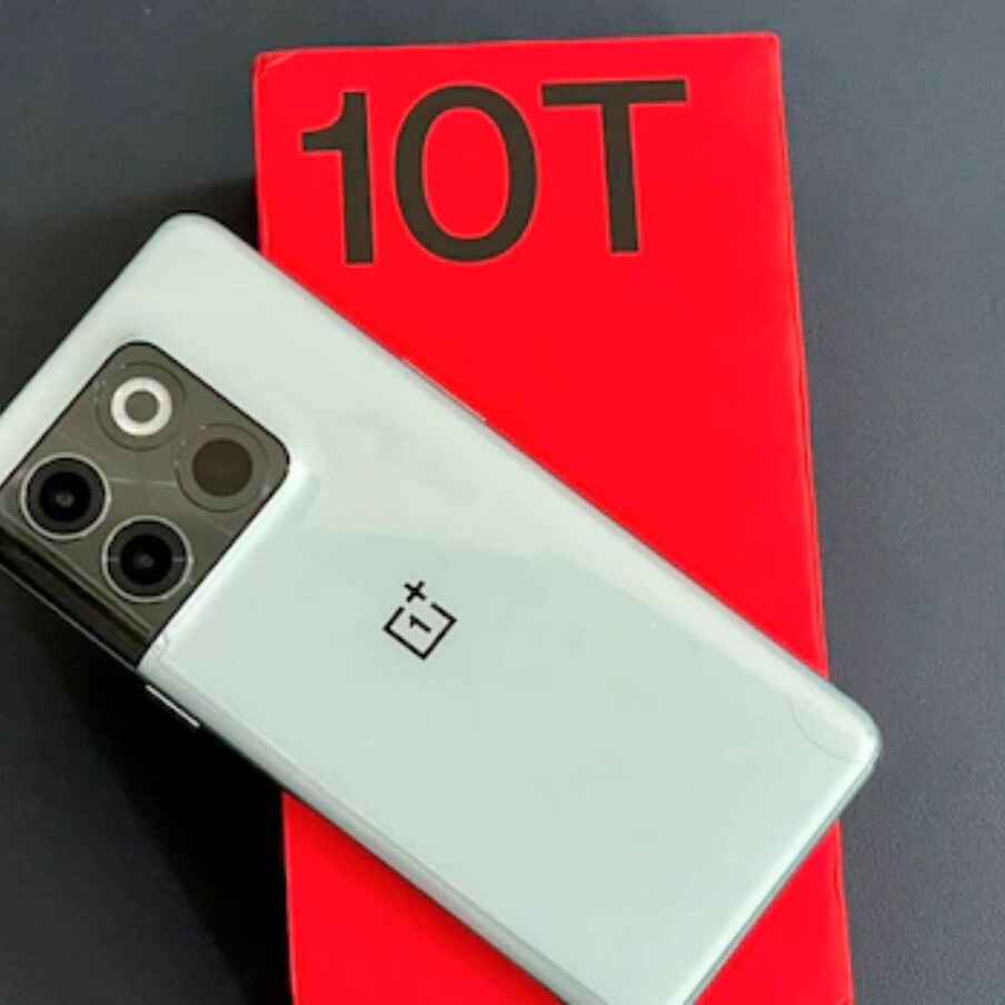  ఈ నెల ప్రారంభంలోనే వన్‌ప్లస్ 10T (OnePlus 10T) ఫోన్‌ ఇండియన్ మార్కెట్లో లాంచ్ అయింది. దీని సేల్స్ కూడా ప్రారంభమయ్యాయి. అయితే వన్‌ప్లస్ 10Tలో 16GB RAMతో టాప్ వేరియంట్‌ లాంచ్ టైమ్‌లో అందుబాటులోకి రాలేదు. ఈ నేపథ్యంలో వన్‌ప్లస్ కొత్త వేరియంట్‌ను రిలీజ్ చేస్తోంది. ఇండియన్ కస్టమర్లకు వచ్చే వారం నుంచి టాప్-ఎండ్ వేరియంట్‌ను తీసుకువస్తోంది. ఆగస్టు 16 నుంచి దీని సేల్స్ ప్రారంభమవుతాయని కంపెనీ పేర్కొంది. ఈ కొత్త ఫోన్ కూడా 5G కనెక్టివిటీ, 150W ఫాస్ట్ ఛార్జింగ్ సపోర్ట్, స్నాప్‌డ్రాగన్ 8+ Gen 1 చిప్‌సెట్‌తో పాటు ఇతర వన్‌ప్లస్ 10T సిగ్నేచర్ ఫీచర్లను కలిగి ఉంటుంది. 16GB RAM వెర్షన్ 256GB UFS 3.1 స్టోరేజ్‌తో వస్తుంది.