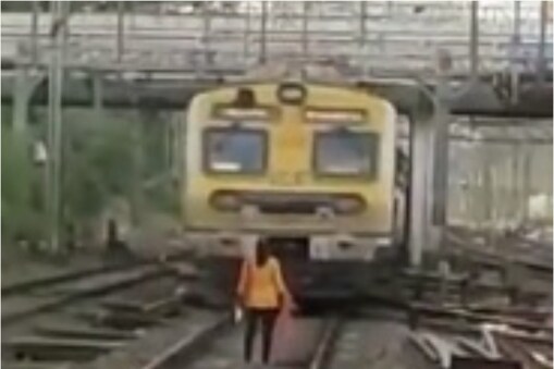 రైలు ముందుకు వెళ్లి నిలబడిన యువతి