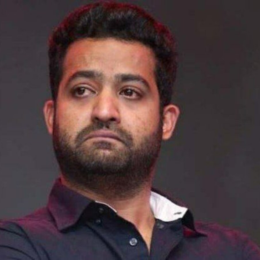  10. ఎన్టీఆర్ | ఎన్టీఆర్ .. ఆర్ఆర్ఆర్ మూవీతో ప్యాన్ ఇండియా స్టార్ అయ్యారు. ఇక మాస్ హీరోగా మాంచి ఫాలోయింగ్ ఉన్న తారక్‌కు సోషల్ మీడియాలో తక్కువ మందే ఫాలోవర్స్ ఉన్నారు. ఇతనికి  5.3 మిలియన్ ఫాలోవర్స్ ఉన్నారు. ఈయన సౌత్ హీరోల్లో  10వ స్థానంలో ఉన్నారు. మొత్తంగా హీరోల ఫాలోయింగ్‌కు సోషల్ మీడియా ఫాలోయింగ్‌కు అసలు సంబంధం లేదనే చెప్పాలి. (Jr Ntr Photo/ Twitter)