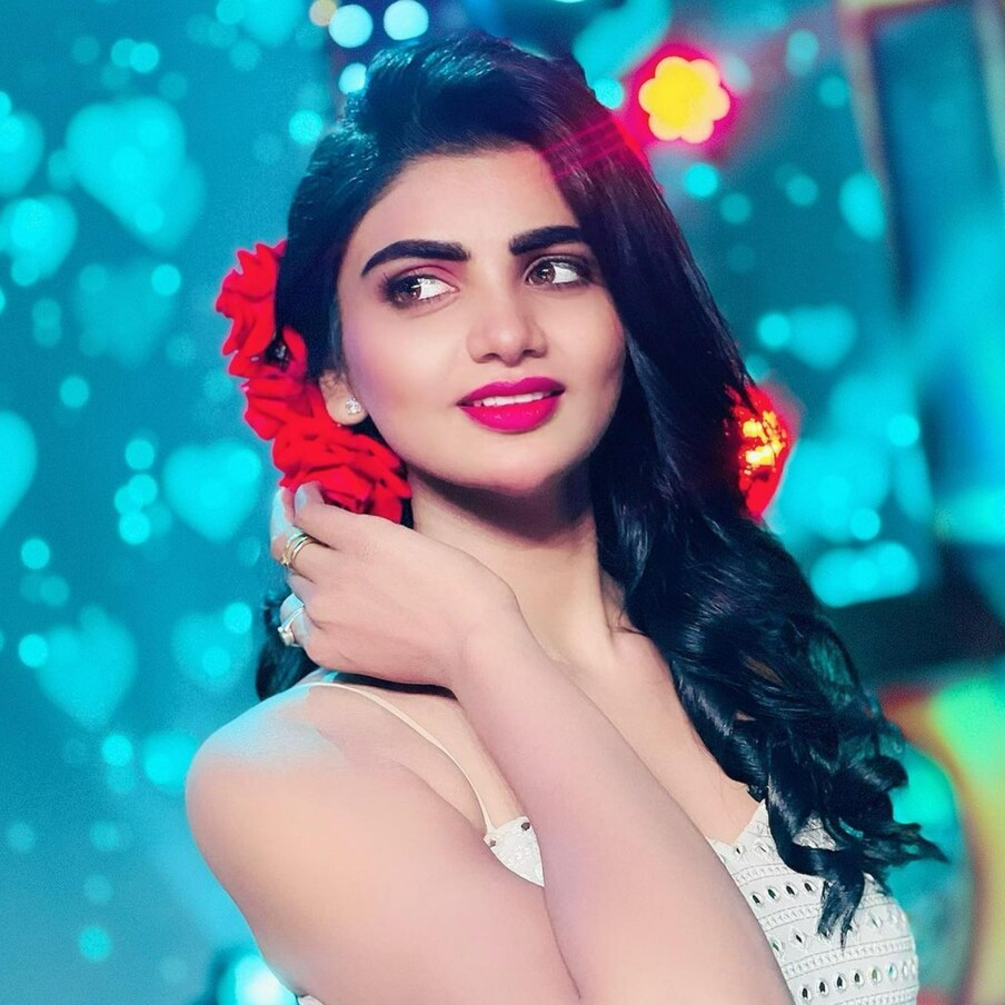  ట్రెడిషనల్ లుక్ లో ఎంతలా ఆకట్టుకోవచ్చో పదేపదే రుజువు చేస్తోంది వర్ష. ఇందుకోసం వెరైటీ ఫోటో షూట్స్ చేస్తూ జనం మెప్పు పొందుతోంది. మొన్నటికి మొన్న పల్లెటూరు పిల్లలా తెగ అట్రాక్ట్ చేసిన వర్ష.. అదే దారిలో వెళుతూ అందరిలో తను డిఫరెంట్ అనిపించుకుంటోంది.