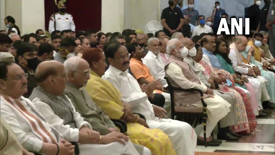  ఈ  కార్యక్రమానికి ప్రధాని నరేంద్ర  మోదీ, లోక్‌సభ స్పీకర్, కేంద్రమంత్రులు, మాజీ  రాష్ట్రపతి, మాజీ ఉపరాష్ట్రపతులు హాజరయ్యారు.(Image:ANI)