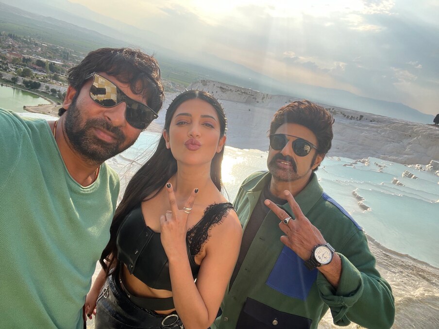  దీంతో  అవ‌కాశాలు కూడా క‌రువ‌య్యాయి. అయితే మొద‌ట్లో ఐర‌న్ లెగ్‌గా పేరు మోసిన ఈ న‌టి ఆ త‌రువాత చాలా మంది స్టార్ హీరోల‌కు గోల్డెన్ హ్యాండ్‌గా మారింది. పవన్ కళ్యాణ్ తర్వాత ఆ త‌రువాత మాస్‌రాజా ర‌వితేజ‌కు గోల్డెన్ లెగ్‌లా మారింది శ‌ృతి. 2013లో ర‌వితేజ స‌ర‌స‌న శ్రుతీ బ‌లుపు చిత్రంలో న‌టించ‌గా.. ఆ మూవీ ఘ‌న విజ‌యం సాధించింది. అంతేకాదు అప్ప‌టి వ‌ర‌కు ర‌వితేజ‌కు వ‌రుస‌గా నాలుగు ఫ్లాప్‌లు ఉండ‌గా.. బ‌లుపు విజ‌యంతో మాస్ రాజా మ‌ళ్లీ హిట్ బాట ప‌డ్డారు. ఇక ఆ తర్వాత క్రాక్‌లో నటించి మరో హిట్ అందుకుంది ఈజంట.  (Instagram/Shruti Haasan/Photo)