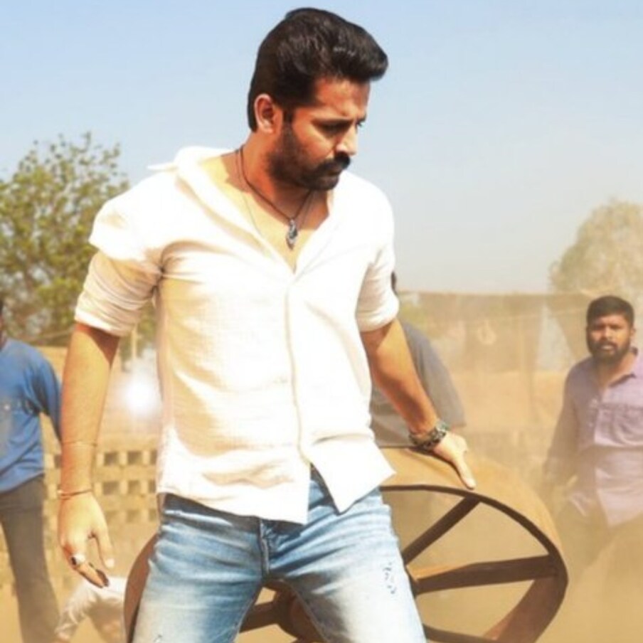  నితిన్ హీరోగా ఎం.ఎస్ రాజశేఖర్ రెడ్డి దర్శకత్వం లో తెరకెక్కిన మాస్ యాక్షన్ ఎంటర్ టైనర్ మాచర్ల నియోజకవర్గం. రాజ్ కుమార్ ఆకెళ్ళ సమర్పణ లో శ్రేష్ట్ మూవీస్ పతాకంపై సుధాకర్ రెడ్డి, నిఖిత రెడ్డి లు ఈ చిత్రాన్ని సంయుక్తంగా నిర్మించారు.  ఆగష్టు 12న విడుదలైన ఈ సినిమా బాక్సాఫీస్ దగ్గర అట్టర్‌ ఫ్లాపైంది. (Twitter/Photo)