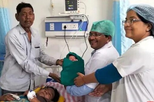 బిడ్డకు జన్మనిచ్చిన వృద్ధురాలు