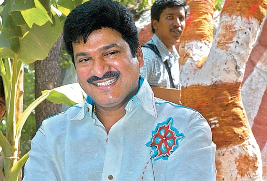  కృష్ణా జిల్లా గుడివాడ దగ్గరలోని దొండపాడు గ్రామంలో ఒక మధ్య తరగతి కుటుంబంలో జన్మించాడు రాజేంద్ర ప్రసాద్. ఆయన సొంత ఊరు దొండపాడు స్వర్గీయ ఎన్టీ రామారావు పుట్టిన నిమ్మకూరుకు ఇది సమీపంలో ఉంటుంది. అందుకే ఆయన ఇంటికి తరచూ వెళ్లి వస్తూ ఉండేవాడు రాజేంద్ర ప్రసాద్. అలా చిన్నప్పటినుంచి ఆ తారక రాముడిని చూస్తూ పెరిగాడు రాజేంద్రుడు. ఒక రకం రాజేంద్రప్రసాద్ ఇండస్ట్రీకి రావడానికి ఎన్టీఆర్ కారణం. ఆయన ప్రోత్సాహంతోనే నటుడిగా సినిమా ఇండస్ట్రీకి వచ్చాడు ఈ సీనియర్ హీరో.