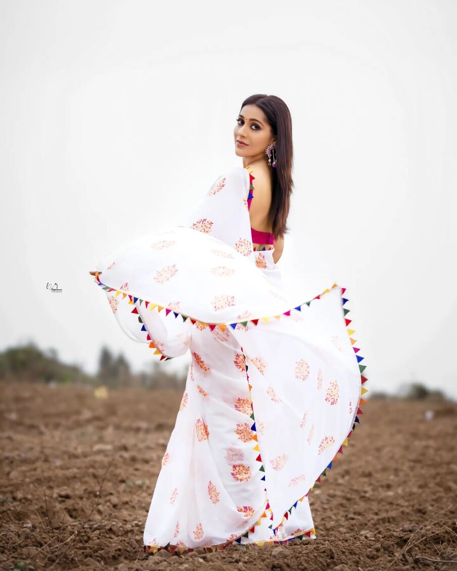  ఆ మధ్య రష్మీ హీరోయిన్‌గా  నటించిన 'గుంటూరు టాకీస్' కేవలం రష్మీ పేరు తన అందచందాలతోనే హిట్ అయ్యిందని అంటారు.. ఆమె అభిమానులు. ఓ వైపు టీవీల్లో యాంకరింగ్, మరోవైపు సినిమాల్లో నటిస్తూ ప్రస్తుతం రష్మీ కెరీర్ మూడు పువ్వులు, ఆరు కాయలుగా సాగుతోంది. Photo : Instagram