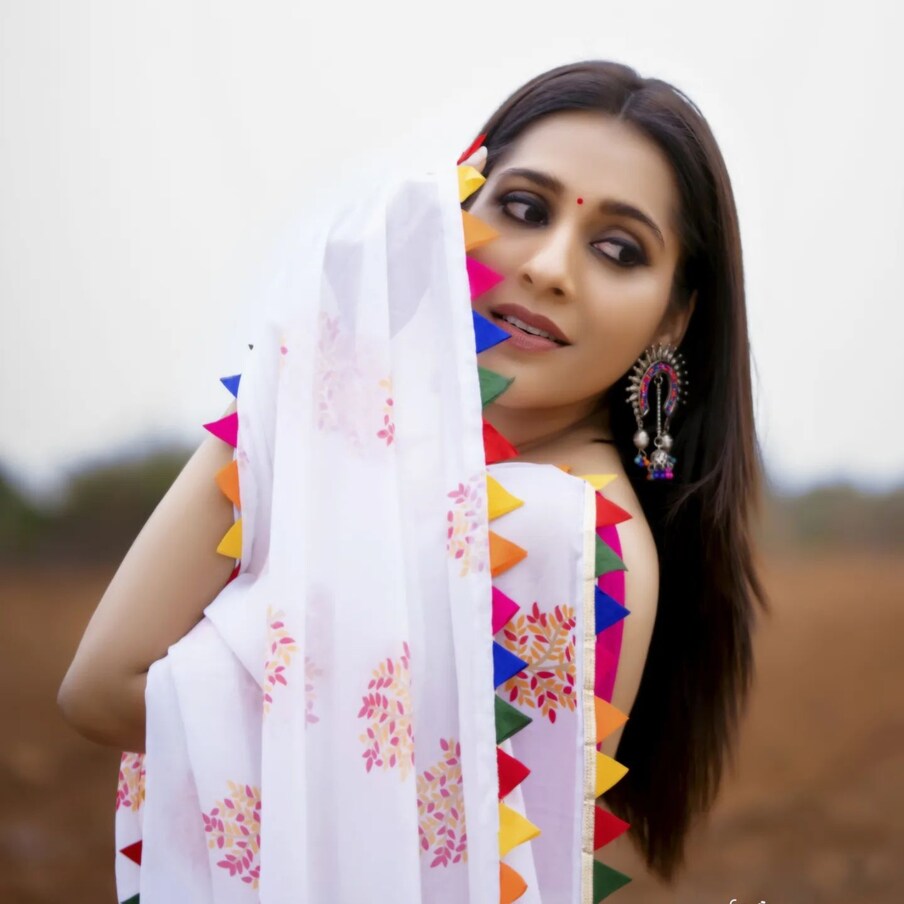  Rashmi Gautam : తెలుగు సినీ ప్రియులకు, టీవీని వీక్షించేవారికి రష్మీ అంటే తెలియని వారుండరంటే అతిశయోక్తికాదు. అంత పాపులర్ ఈ భామ. తనదైన శైలిలో యాంకరింగ్ చేస్తూ..అవకాశం ఉన్నప్పుడు అడపా దడపా సినిమాలు చేస్తూ.. తగిన మోతాదుల్లో అందాలను కనువిందు చేస్తూ..తెలుగు రాష్ట్రాల్లో విపరీతంగా క్రేజ్ సంపాదించుకుంది. (Instagram/Photo)