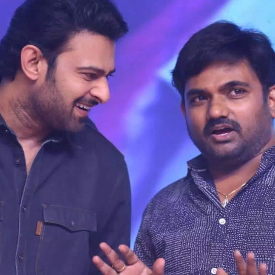  ఇక ప్రభాస్ మరో సినిమా విషయానికి వస్తే.. ఆయన మారుతి దర్శకత్వంలో హార్రర్ కామెడీ జానర్‌లో ఓ మూవీ చేయనున్న సంగతి తెలిసిందే. ఇప్పటికే ఈ సినిమాకు సంబంధించిన షూట్ స్టార్ట్ అయ్యింది. అంతేకాదు ఈ సినిమా గురించి మరో అప్ డేట్ వచ్చింది. ఈ సినిమాలో ఎక్కువ భాగం ఓ ఇంట్లోనే జరుగునుందట.. ఆ ఇంటి సెట్ కోసమే దాదాపు 6 కోట్ల వరకు ఖర్చు చేస్తున్నారట. ఇక హార్రర్ కామెడీ నేపథ్యంలో వస్తున్న ఈ సినిమాలో ప్రభాస్ చాలా కొత్తగా కనిపించనున్నారట. Photo : Twitter.