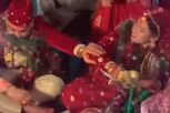 Viral Video : పెళ్లి పీటలపైనే పడి పడి కొట్టుకున్న వధూవరులు!