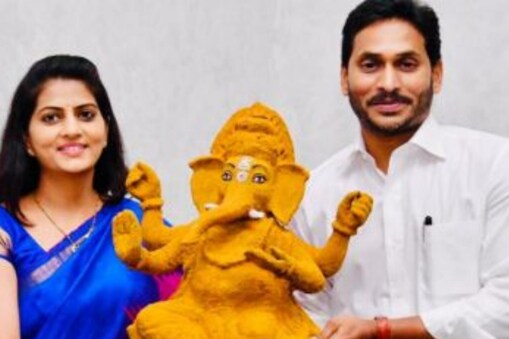 సీఎం జగన్ కలిసిన సేస్ స్వదేశీ కౌ క్యాంపైనర్