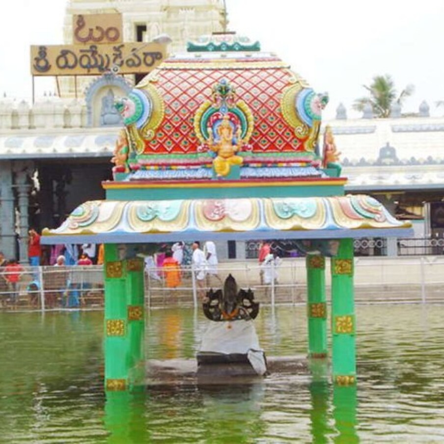  Kanipakam Temple: చిత్తూరు జిల్లాలోని స్వయంభూగా వెలసిన కాణిపాకం వరసిద్ధి వినాయకస్వామి ఆలయంలో ఏడాది నుంచి ఆలయ పునర్‌ నిర్మాణ పనులు జోరుగా సాగుతున్నాయి. దాదాపు ఆ పునర్ నిర్మాణ పనులు పూర్తి కావొస్తున్నాయి. చోళుల నిర్మించిన విధంగా ఆలయ నిర్మాణాన్ని చేపట్టారు అధికారులు.