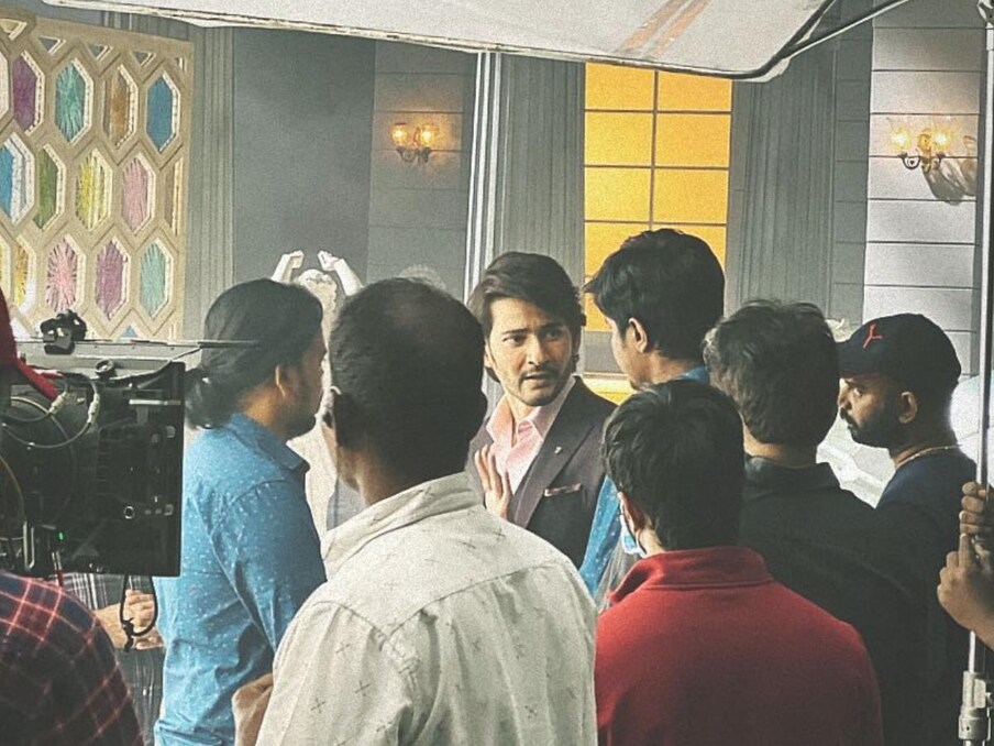  అతడు, ఖలేజా తర్వాత మహేష్ బాబు, త్రివిక్రమ్ కాంబినేషన్‌లో ఓ సినిమా తెరకెక్కుతోన్న సంగతి తెలిసిందే కదా. ఈ సినిమాలో మహేష్ బాబు రెండు విభిన్న పాత్రల్లో కనిపించనున్నట్టు సమాచారం.  ఈ సినిమాను త్రివిక్రమ్ పీరియాడిక్ డ్రామా నేపథ్యంలో తెరకెక్కించబోతున్నట్టు ప్రచారం జరుగుతోంది. (Twitter/Photo)