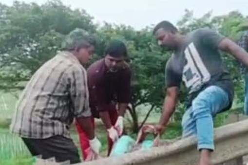 నిజామాబాద్ జిల్లాలో నిద్రమత్తులో కారు డివైడర్‌ని ఢీకొట్టడంతో నలుగురు మృతి | Four killed after car collides with divider in Nizamabad district
