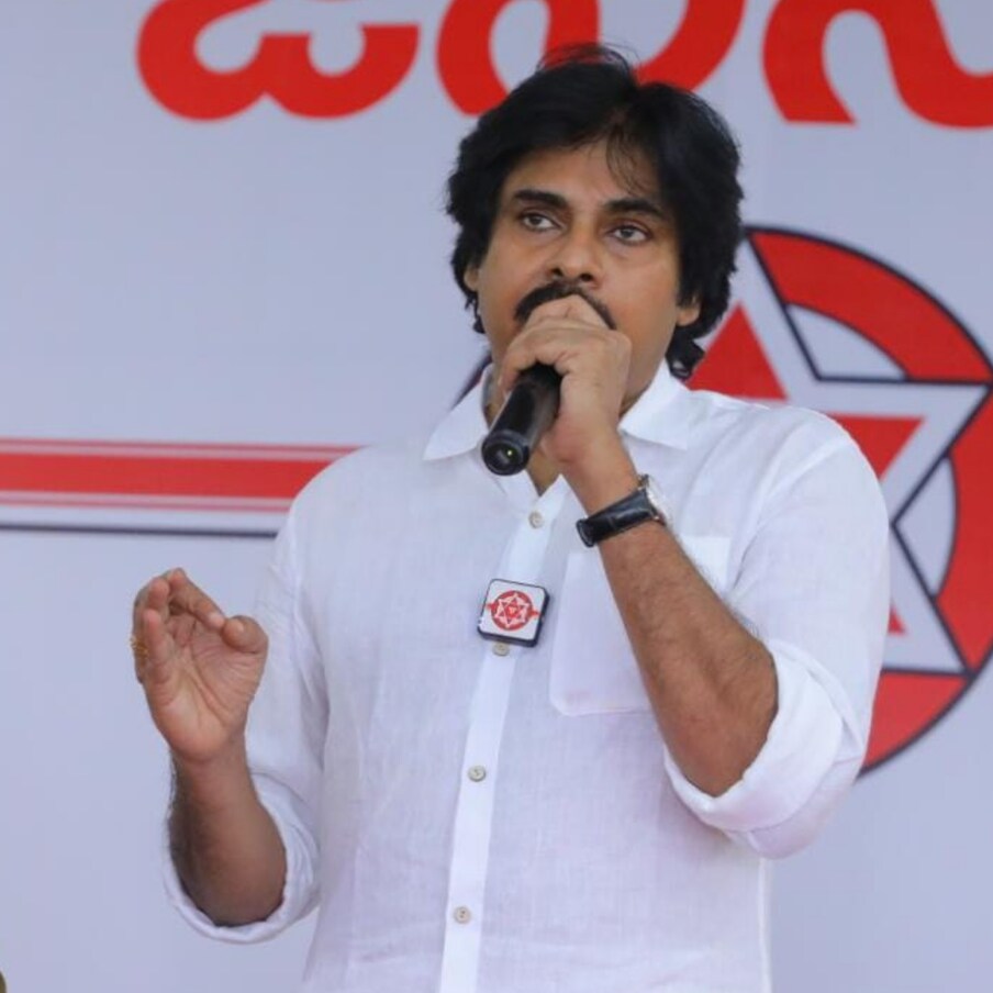  వైసీపీ నేతలను నా కొడకల్లారా అంటూ ఏకంగా చెప్పు చూపించారు పవన్ కళ్యణ్. ఎన్నడూ లేని విధంగా పవన్ కళ్యాణ్ ఇంత ఆవేశంగా మాట్లాడటం చూసి అంతా ఆశ్చర్యపోయారు. పవన్ చేసిన ఈ కామెంట్స్ తాలూకు వీడియోలు సోషల్ మీడియాలో వైరల్ అయ్యాయి.