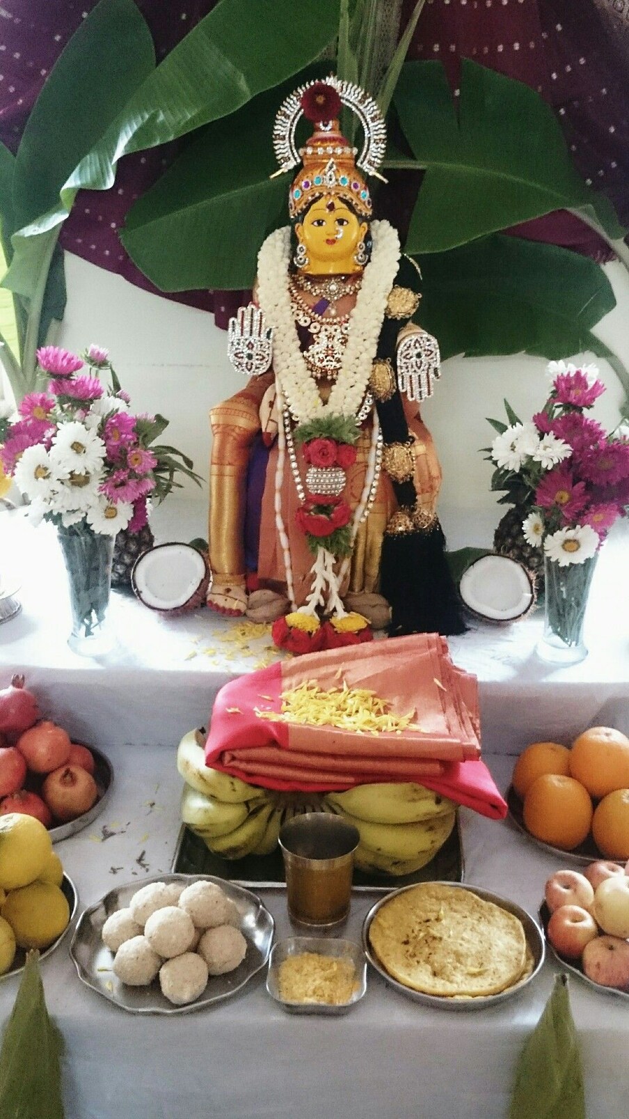  అదే విధంగా.. శుక్రవారం రోజుల ఇల్లాలు ఇంటిలో బూజు దులపడం వంటి పనులు కూడా చేయకూడదు. అంతే కాకుండా.. ఇల్లాలు మనసు నోచ్చుకునే మాటలు మాట్లాడకూడదు. భార్యను సూటిపోటి మాటలతో వేధించకూడదు. మెయిన్ గా ప్రతి ఒక్కరు ఇవన్ని పాటిస్తు.. అమ్మవారిని భక్తితో అర్చిస్తే.. ఆ చల్లని తల్లి అనుగ్రహంతో మనం కోరుకున్న కోరికలు తప్పకుండా నెరవేరుతాయి.