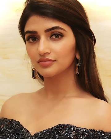 Sreeleela : శ్రీలీల బ్యాక్ అందాలు.. అదరహో అనాల్సిందే... వైరల్ అవుతోన్న  పిక్స్.. Pelli Sandadi actress Sree Leela looks gorgeous in her latest  black top outfit photoshoot pics geos viral– News18 Telugu